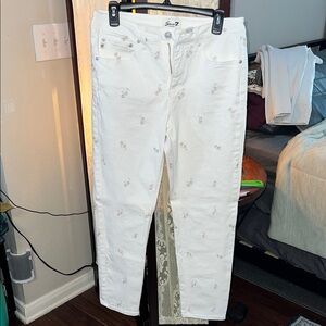 Seven7 White Ankle Jeans with Delicate Floral Embroidery